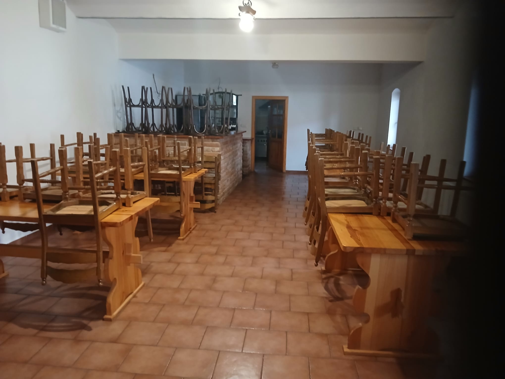 Vnitřní bar s cihlovým výčepem a dřevěným posezením