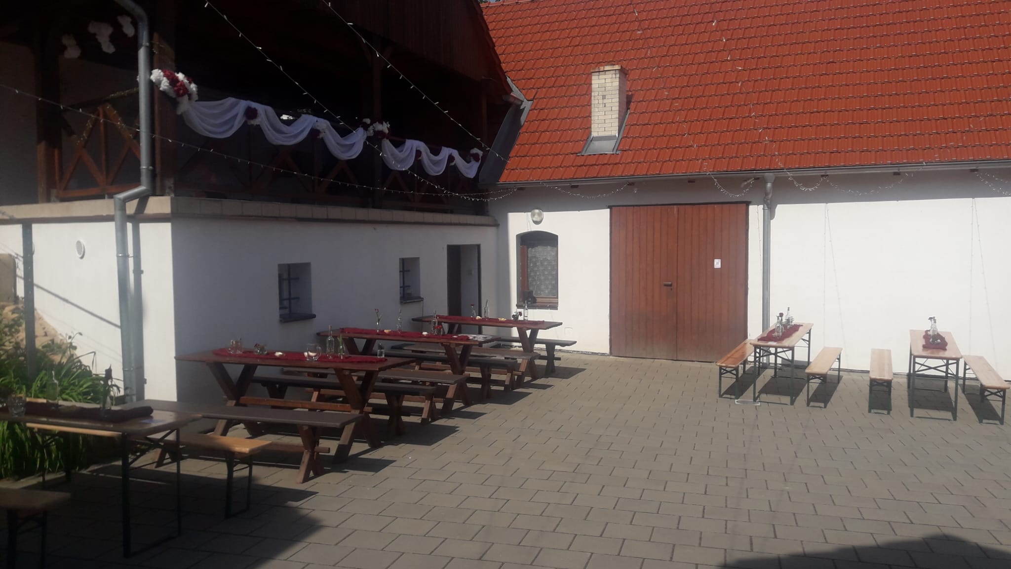 Nádvoří statku Samota Karlov s posezením