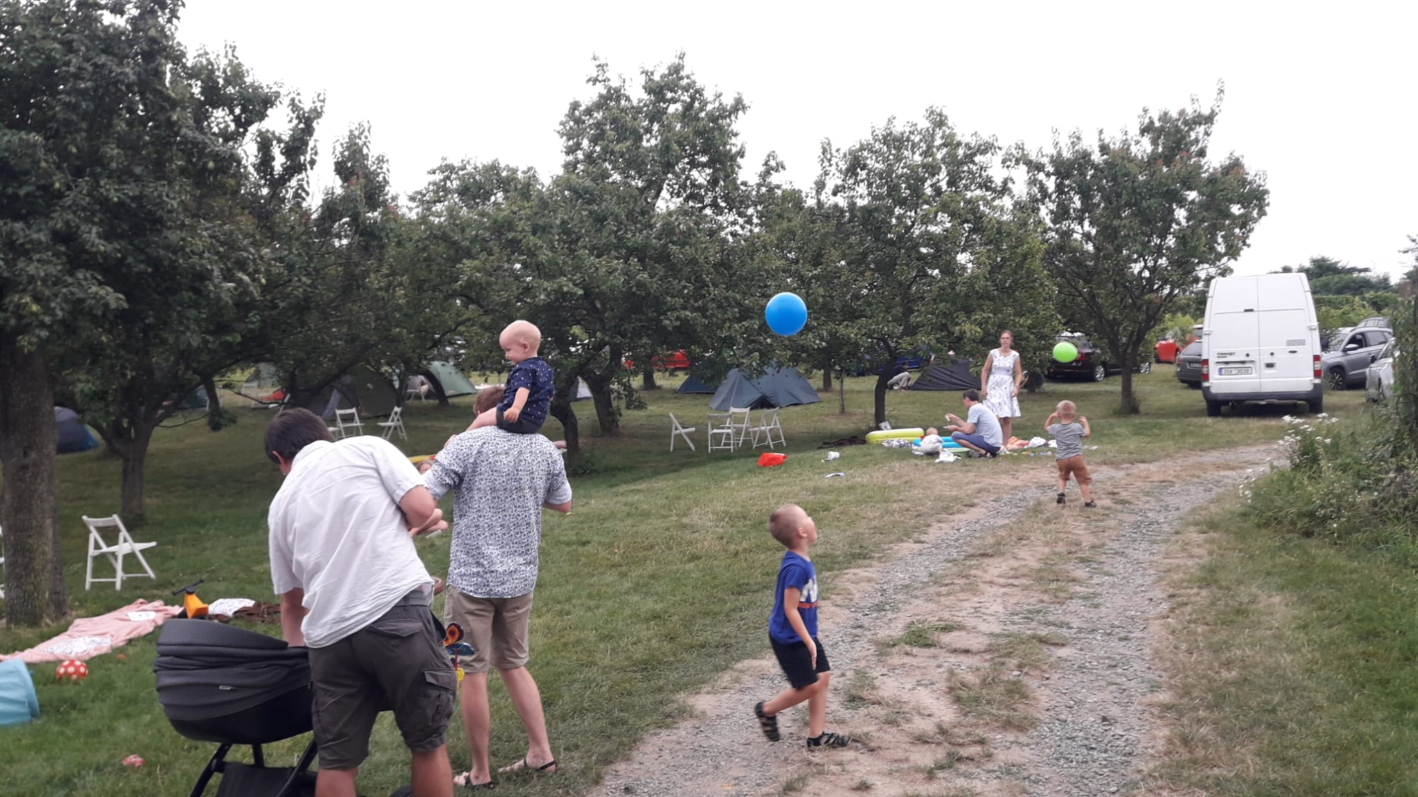 Sad se stany na zahradě