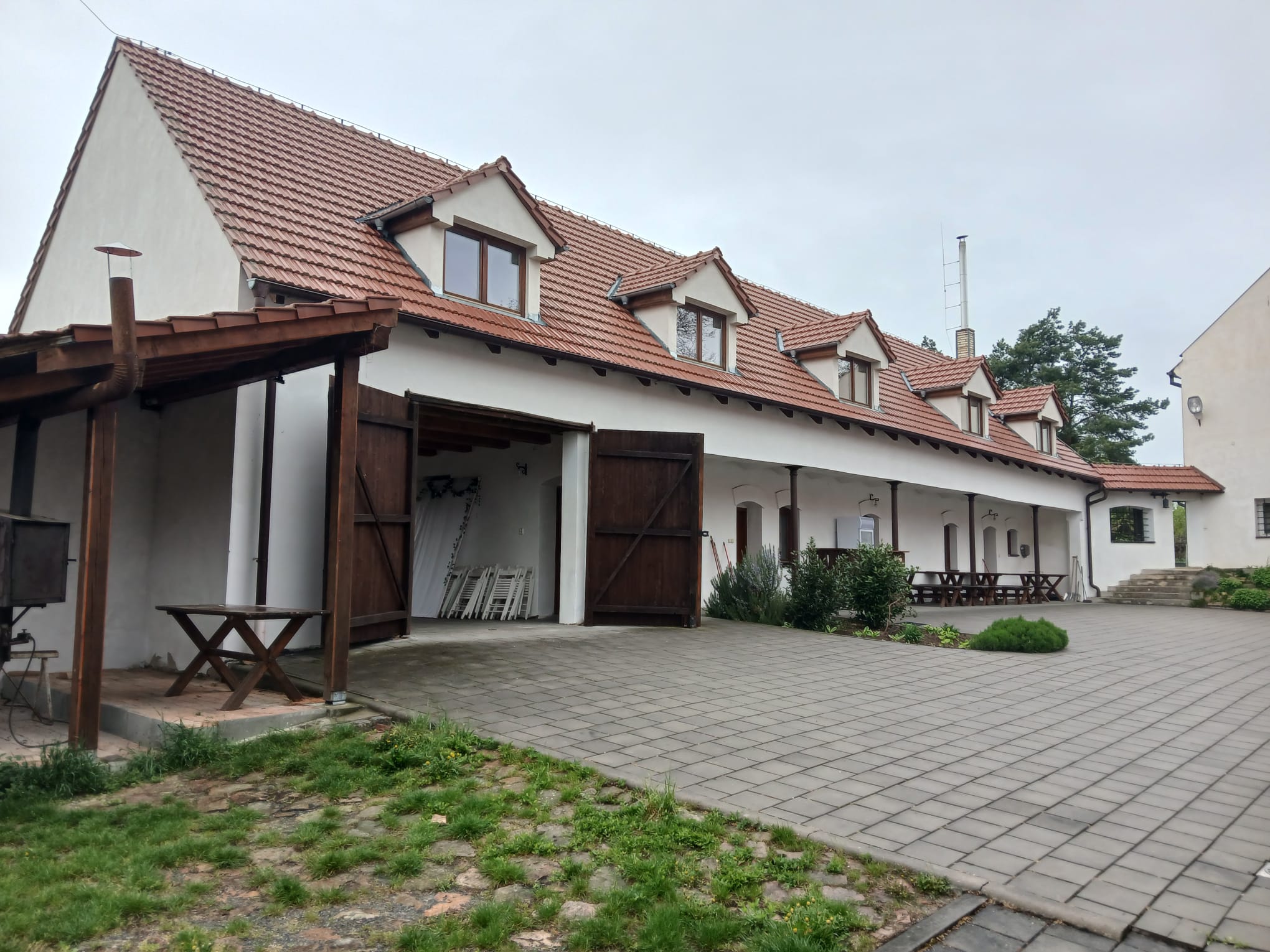 Statek Samota Karlov zvenku – budova s průjezdem a nádvořím